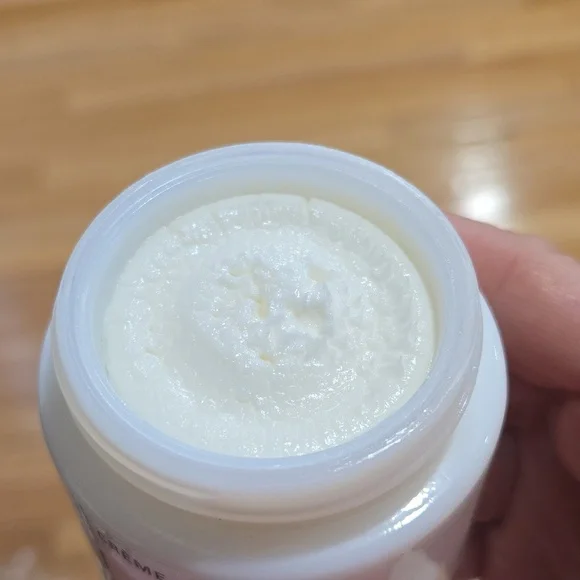 La Mer The moisturizing cream 2 Oz. - Picture 6 of 8